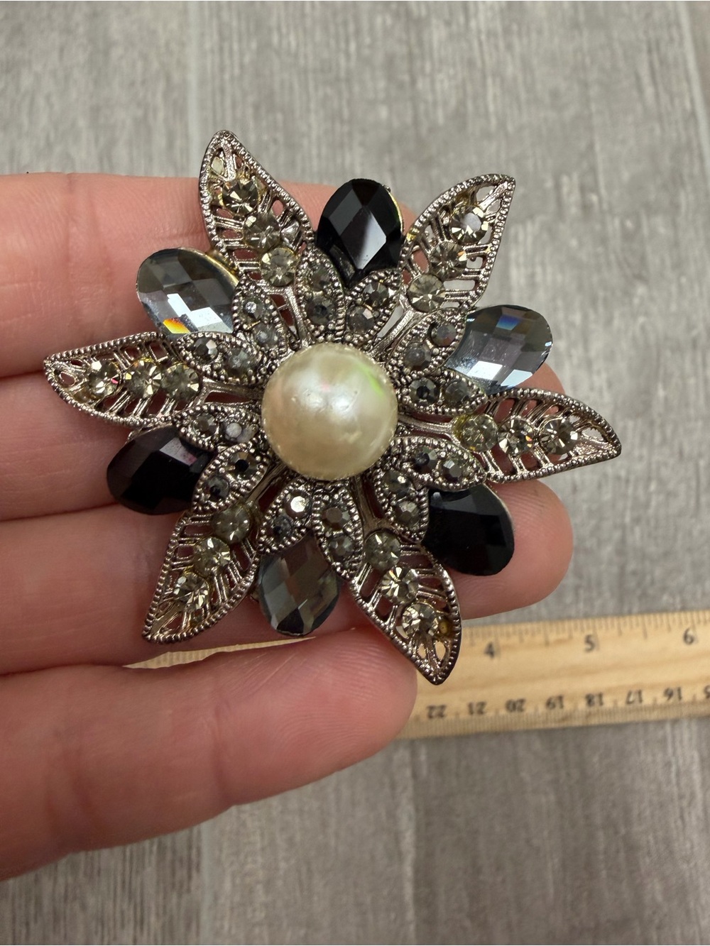Premier Designs “pearl’s night out” Flower Brooch/Pendant..